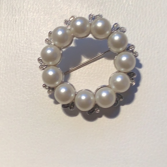 Richelieu Jewelry - RICHELIEU Silvertone Rhinestn/Faux Pearl Oval Pin